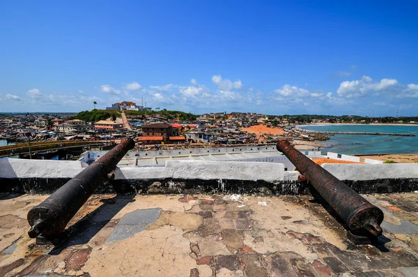 Ghana: kanoner av elmina castle world heritage site, historia — Stockfoto