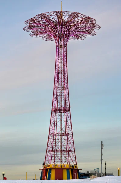 Sauter en parachute à Coney Island — Photo