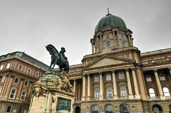 Buda Castle and the statue of Prince Eugene of Savoy — Stock Photo, Image
