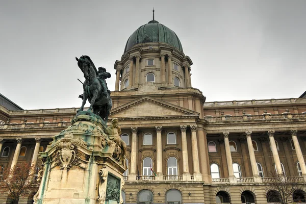 Castelo de Buda e a estátua do Príncipe Eugênio de Saboia — Fotografia de Stock