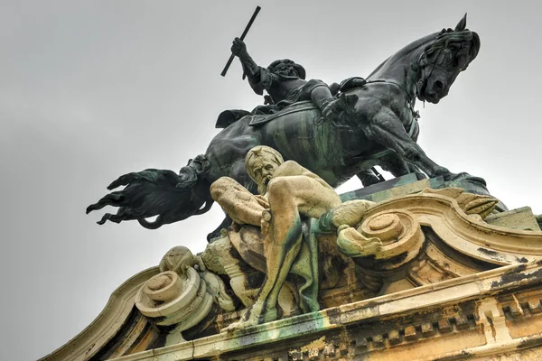 Castillo de Buda y la estatua del Príncipe Eugenio de Saboya — Foto de Stock