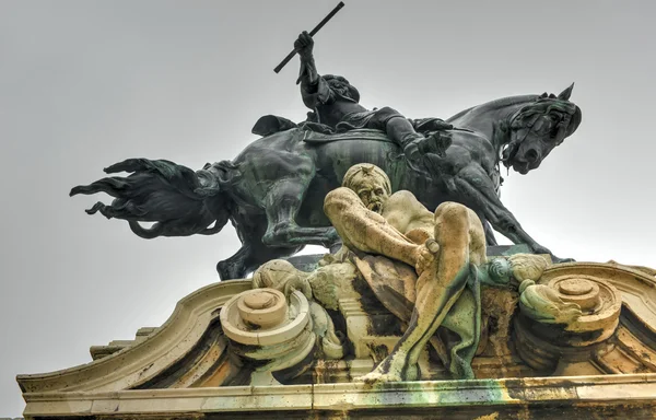 Castillo de Buda y la estatua del Príncipe Eugenio de Saboya — Foto de Stock