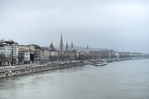 Vista de Budapeste ao longo do rio Danúbio — Fotografia de Stock