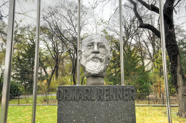 Памятник доктору Карлу Реннеру - Вена, Австрия — стоковое фото