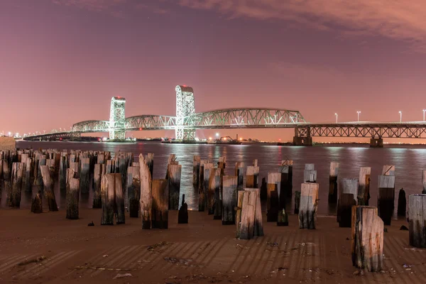 Deniz Parkway-Gil Hodges Memorial Köprüsü geceleri — Stok fotoğraf