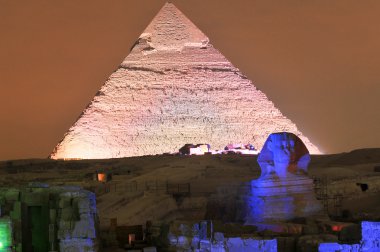 Giza Piramidi ve Sfenks ışık gösterisi geceleri - Cairo, Mısır