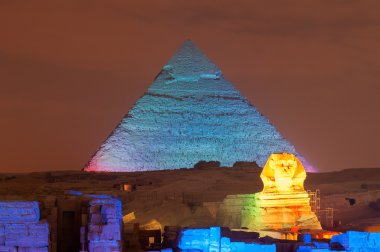 Giza Piramidi ve Sfenks ışık gösterisi geceleri - Cairo, Mısır