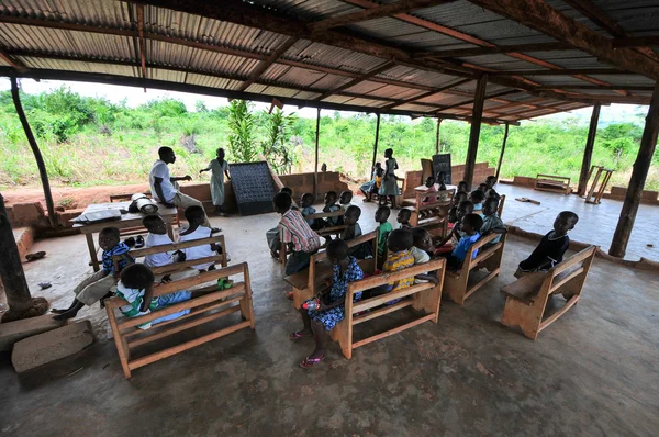 Aula de la escuela primaria africana al aire libre — Foto de Stock