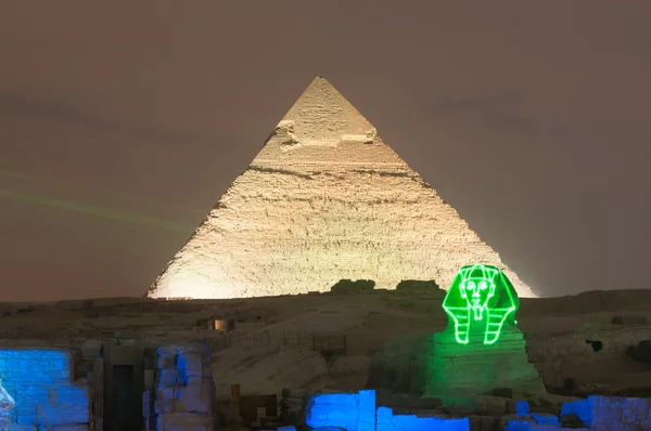 Espectáculo de luz de la pirámide y la esfinge de Giza por la noche - El Cairo, Egipto — Foto de Stock