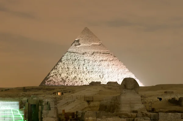 Espectáculo de luz de la pirámide y la esfinge de Giza por la noche - El Cairo, Egipto —  Fotos de Stock