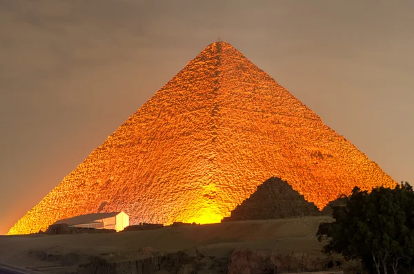 Giza Piramidi ve Sfenks ışık gösterisi geceleri - Cairo, Mısır — Stok fotoğraf