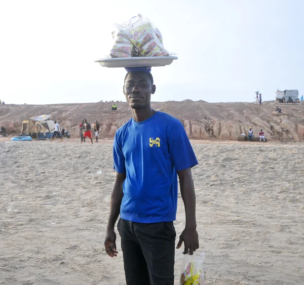 Prodejce potravin na pláži - Accra, Ghana — Stock fotografie