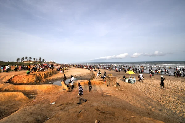 Ghananer på stranden för den 1 maj, arbetarnas dag semester — Stockfoto