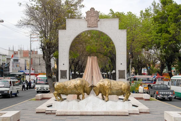 Ocupada calle Arequipa City en el barrio Yanahuara, Perú —  Fotos de Stock