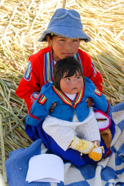 Peruánské děti kolem jezera Titicaca, Peru — Stock fotografie