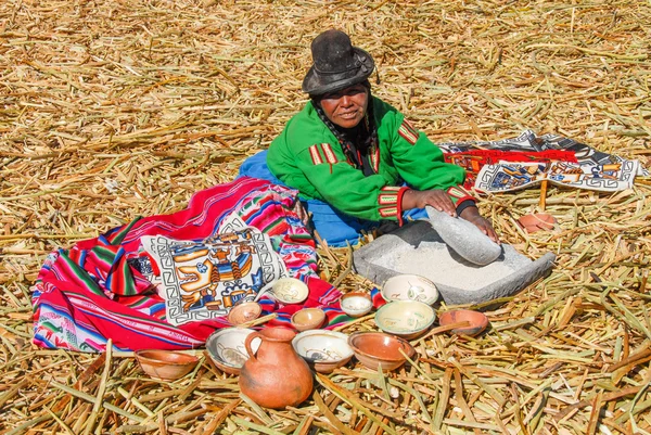 Native selling local goods - Lago Titicaca, Perù — Foto Stock