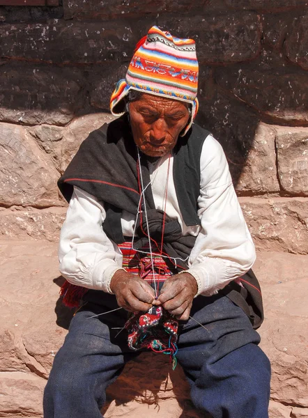 Lokální peruánské muž pletení - jezero Titicaca, Peru — Stock fotografie