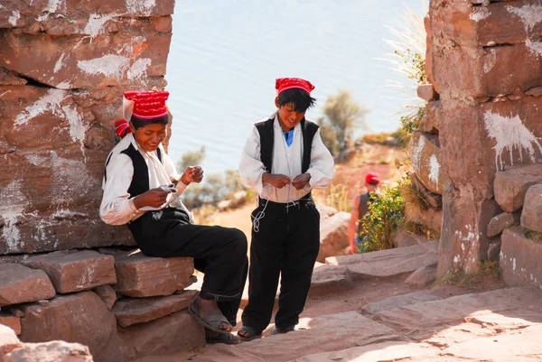 Jóvenes peruanos alrededor del Lago Titicaca, Perú — Foto de Stock