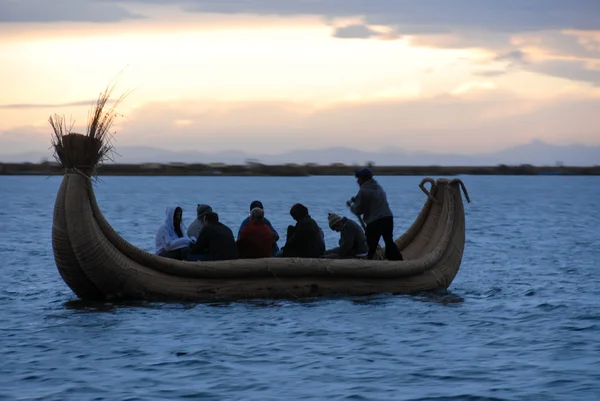 Riders in a reed boat around Lake Titicaca, Peru — Stock Photo, Image