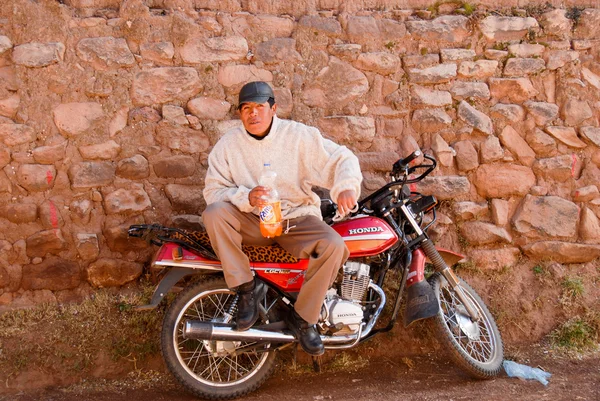 Homem peruano na motocicleta — Fotografia de Stock