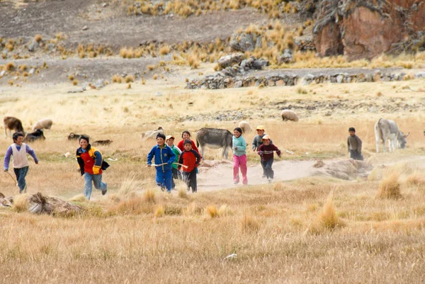 Crianças peruanas Correndo, Peru — Fotografia de Stock