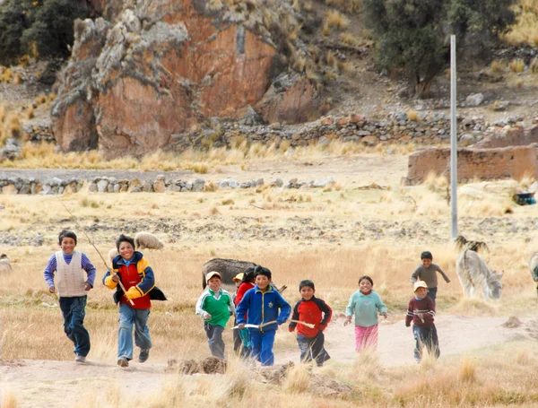 Peruánské děti pobíhají, Peru — Stock fotografie
