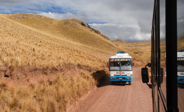 Zájezdový autobus silnici Puno Cuzco, Peru — Stock fotografie