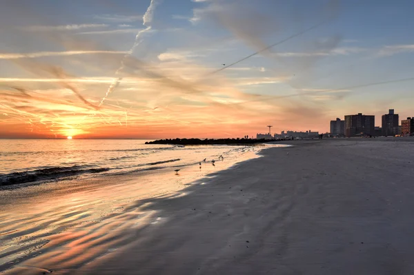 Coney Island Strand bei Sonnenuntergang. — Stockfoto