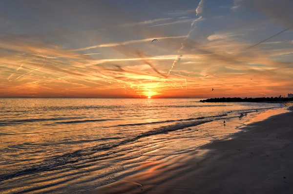 Coney Island strand bij zonsondergang. — Stockfoto