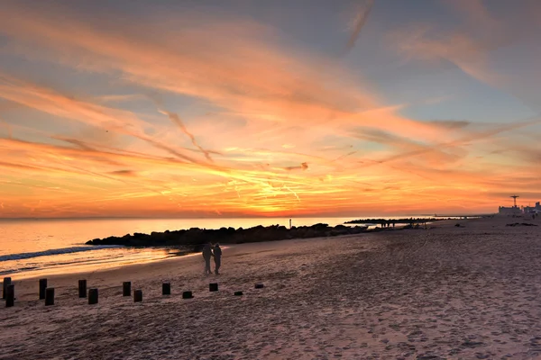 Coney Island plaża o zachodzie słońca. — Zdjęcie stockowe