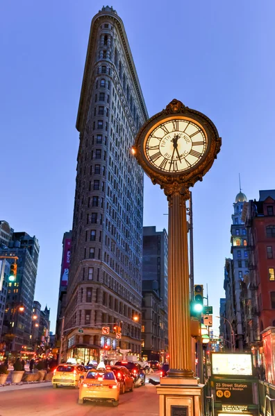 Flatiron Building och Fifth Avenue klocka — Stockfoto