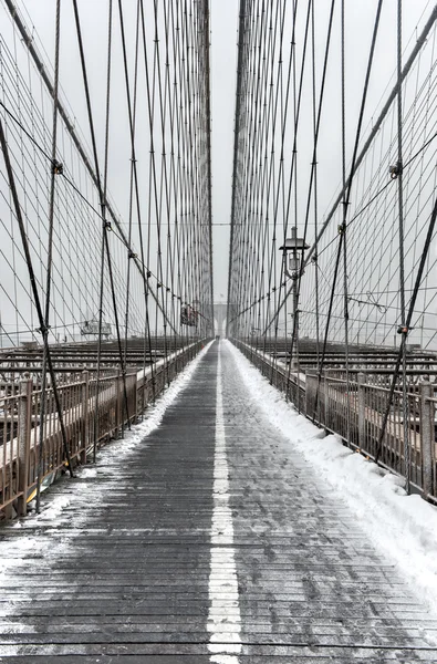Brooklyn Bridge, tempestade de neve - New York CIty — Fotografia de Stock