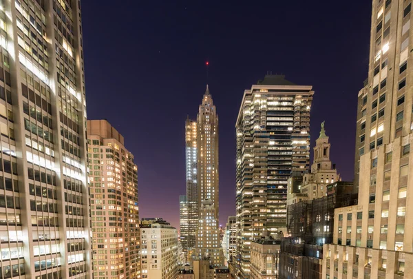 Центр Манхэттена ночью — стоковое фото
