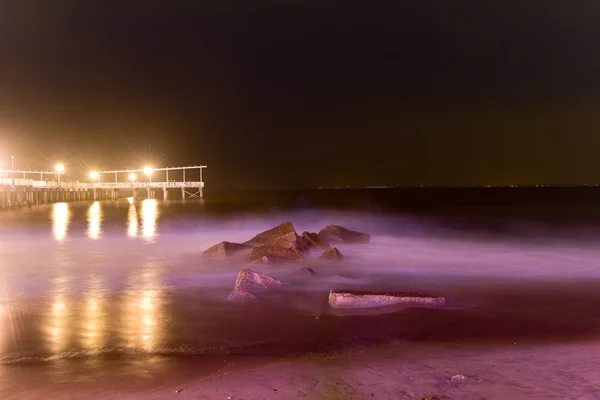 Brygga på stranden — Stockfoto