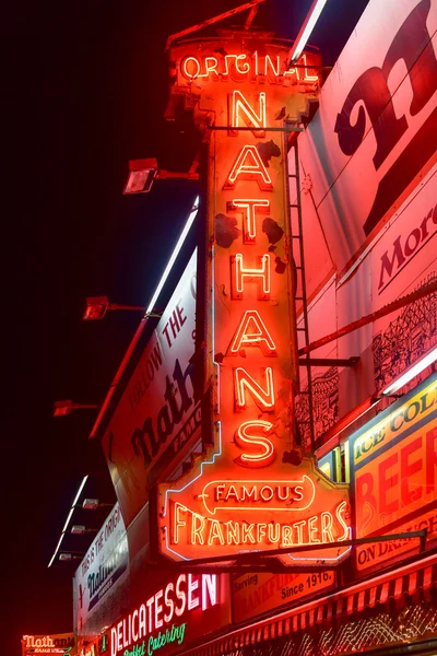 Frankfurters originais de Nathan Coney Island, Brooklyn, NY — Fotografia de Stock