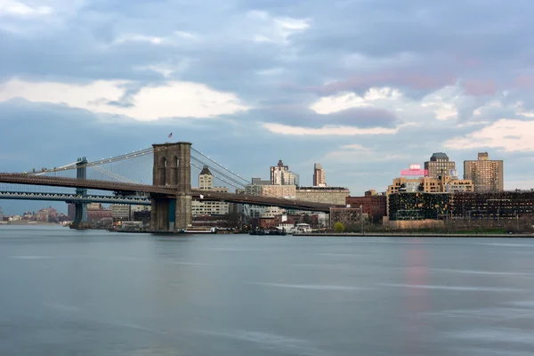 Brooklyn-híd és az East River — Stock Fotó