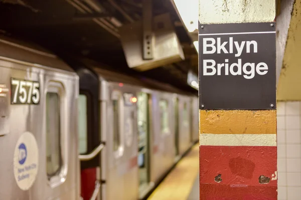 Stadhuis van Brooklyn Bridge metrostation - New York City — Stockfoto