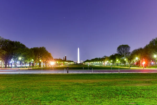 Памятник Вашингтону ночью — стоковое фото