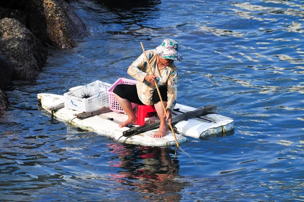 Woman Fishing - Hong Kong — Stock Photo, Image