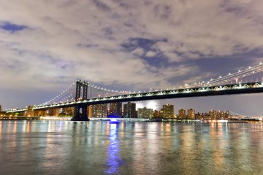 Brooklyn Köprüsü ve havai fişek ile Manhattan View