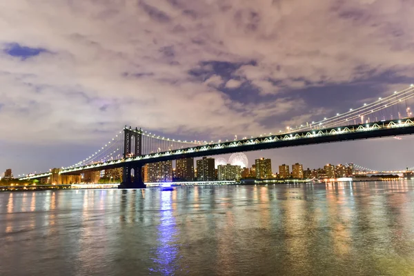 Brooklyn Bridge en Manhattan weergave met Fireworks — Stockfoto