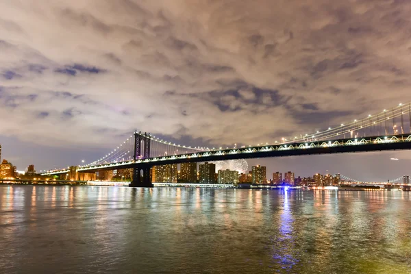 Γέφυρα του Μπρούκλιν και θέα Μανχάταν με πυροτεχνήματα — Φωτογραφία Αρχείου