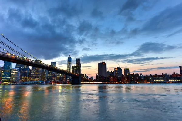 Brooklyn Bridge en Manhattan weergave — Stockfoto