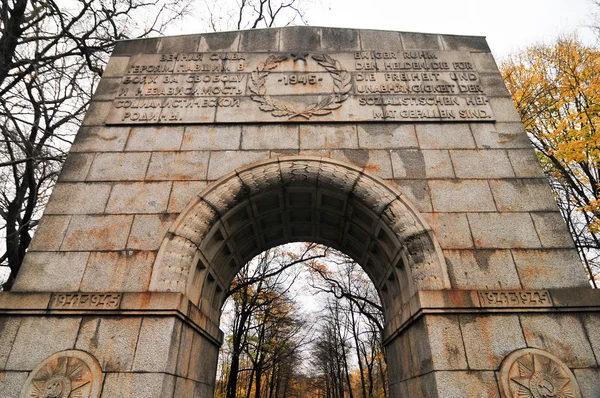 Sovjetiskt krigsmonument i treptower park, berlin, Tyskland panorama — Stockfoto