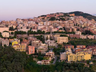 Günbatımında İtalya 'da dağlarla çevrili tarihi Tivoli kasabasının hava manzarası..