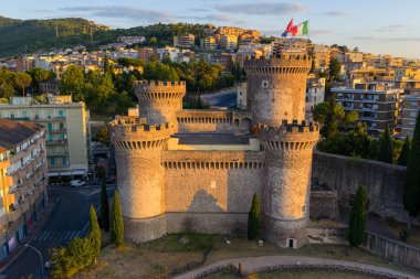Gün batımında İtalya 'nın Tivoli kentindeki Rocca Pia Kalesi' nin hava manzarası.