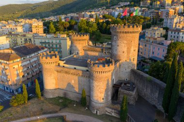 Gün batımında İtalya 'nın Tivoli kentindeki Rocca Pia Kalesi' nin hava manzarası.