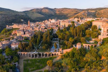 Villa d 'Este, Roma yakınlarında. Çeşmeleri ve şelalesi ile ünlü büyük bahçeleri olan bir İtalyan Rönesans villası. Dünya Mirası Sitesi olarak listelenmiş..