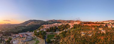 Villa d 'Este, Roma yakınlarında. Çeşmeleri ve şelalesi ile ünlü büyük bahçeleri olan bir İtalyan Rönesans villası. Dünya Mirası Sitesi olarak listelenmiş..