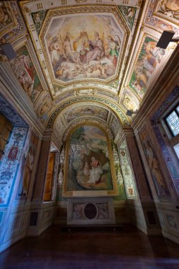 Tivoli, İtalya - 10 Haziran 2025: Villa d 'Este, Roma yakınlarında. Çeşmeleri ve şelalesi ile ünlü büyük bahçeleri olan bir İtalyan Rönesans villası. Dünya Mirası Sitesi olarak listelenmiş..